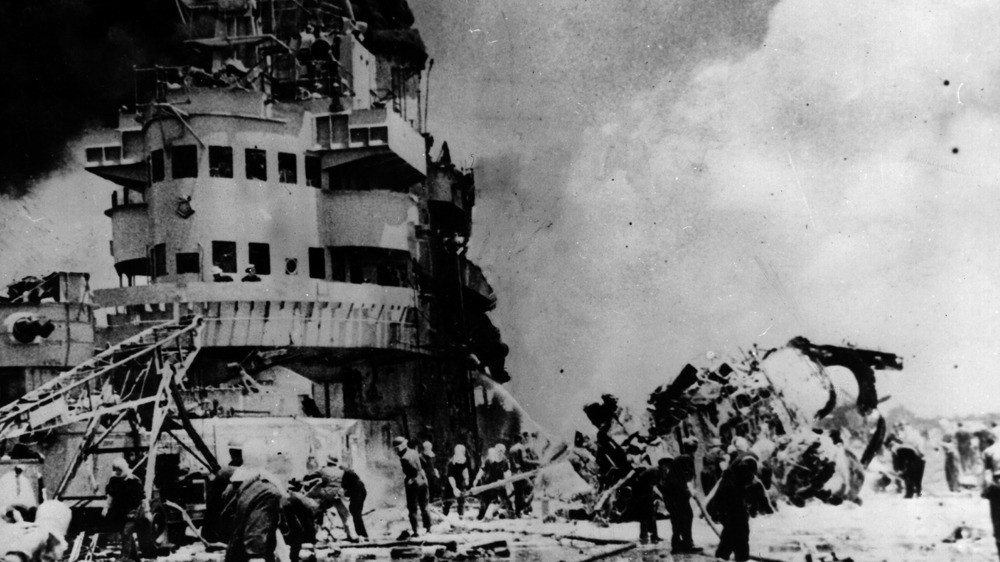 Vào tháng 10/1944, Nhật Bản chính thức đưa hàng trăm phi công cảm tử làm nhiệm vụ để ngăn chặn cuộc tấn công của Mỹ vào lực lượng của họ ở Philippines, trong trận hải chiến vịnh Leyte (Philippines).