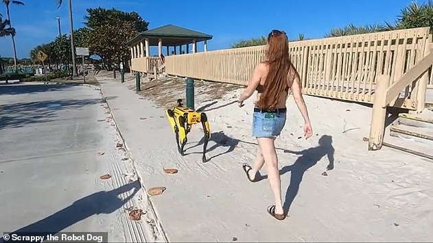 Thậm chí, chủ nhân của Scrappy còn thành lập một kênh YouTube cho thú cưng của mình vào tháng trước. Cô chia sẻ những video về các chuyến đi của mình với chó robot Scrappy.