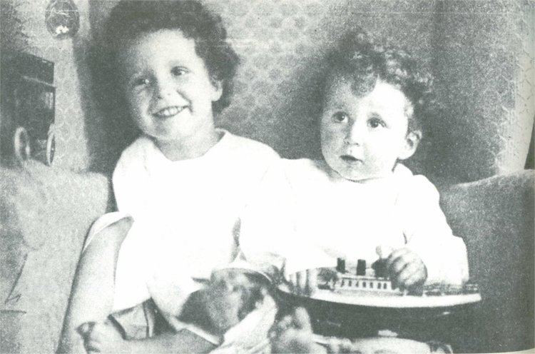 Sau khi được đưa đến New York, Louis và Lolo trở thành "trẻ mồ côi", không còn bố mẹ. Trước hoàn cảnh đáng thương của 2 cậu bé, Margarets Hays - hành khách ở khoang hạng nhất tàu Titanic tình nguyện nhận chăm sóc họ cho đến khi người thân trong gia đình đến đón.