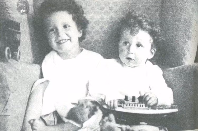 Sau khi được đưa đến New York, Louis và Lolo trở thành "trẻ mồ côi", không còn bố mẹ. Trước hoàn cảnh đáng thương của 2 cậu bé, Margarets Hays - hành khách ở khoang hạng nhất tàu Titanic tình nguyện nhận chăm sóc họ cho đến khi người thân trong gia đình đến đón.