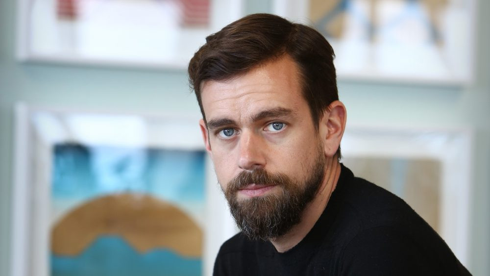 Dòng tweet dưới dạng NFT (Non-Fungible Token) dài 20 ký tự của CEO Twitter Jack Dorsey mới được bán với số tiền ảo tương đương 2,9 triệu USD. CEO Sina Estavi của công ty Bridge Oracle (Malaysia) là người mua dòng tweet đầu tiên trên thế giới do tỷ phú Dorsey viết.