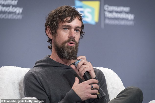 Dù vậy, Jack Dorsey vẫn nỗ lực theo đuổi niềm đam mê công nghệ của mình. Vào năm 2000, ông xây dựng một ứng dụng cho phép cập nhật thông tin qua tin nhắn BlackBerry và email. Tuy nhiên, lúc này, ý tưởng của ông không được đánh giá cao.