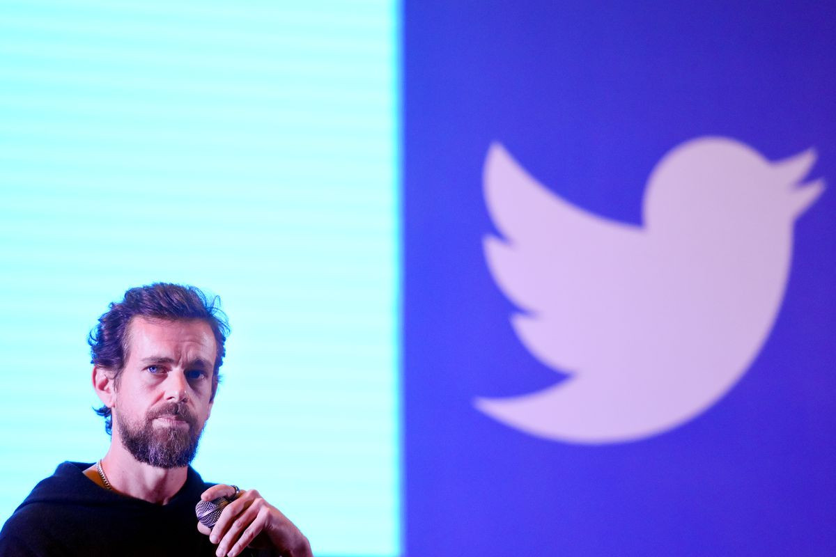 Một điều thú vị là CEO Dorsey chỉ nhận mức lương tượng trưng 1,4 USD trong năm 2019. Những năm trước đó, vị tỷ phú này không nhận đồng lương nào. Trong những năm gần đây, ông kiêm nhiệm chức vụ CEO ở cả Twitter lẫn Square và đạt được nhiều thành tựu.