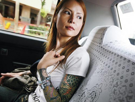 Ái nữ nhà bố già Hiroyasu trở thành gái mại dâm, nghiện rượu và tham gia nhiều vụ ẩu đả với các băng nhóm tội phạm khác trong khu vực. Do đó, thỉnh thoảng cô trải qua những trận đánh nhau thừa sống thiếu chết với băng nhóm khác hoặc bị khách mua dâm đánh đập không thương tiếc. Hậu quả là trên cơ thể cô chằng chịt những vết sẹo.