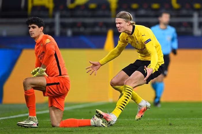 VAR nhan dinh kho hieu, Haaland giup Dortmund vao tu ket Champions League