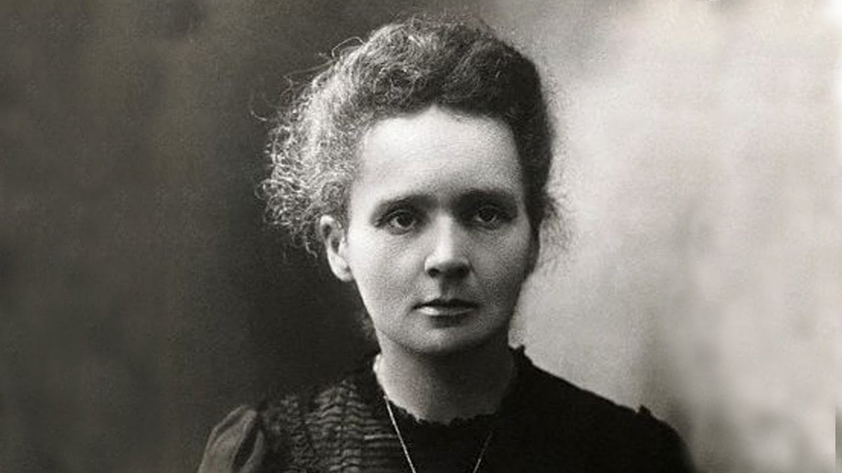 Nhà khoa học người Ba Lan Marie Curie dành được giải Nobel đầu tiên trong đời là vào năm 1903. Khi ấy, bà cùng chồng là Pierre Curie và nhà nghiên cứu Henri Becquere cùng được trao giải Nobel Vật lý.