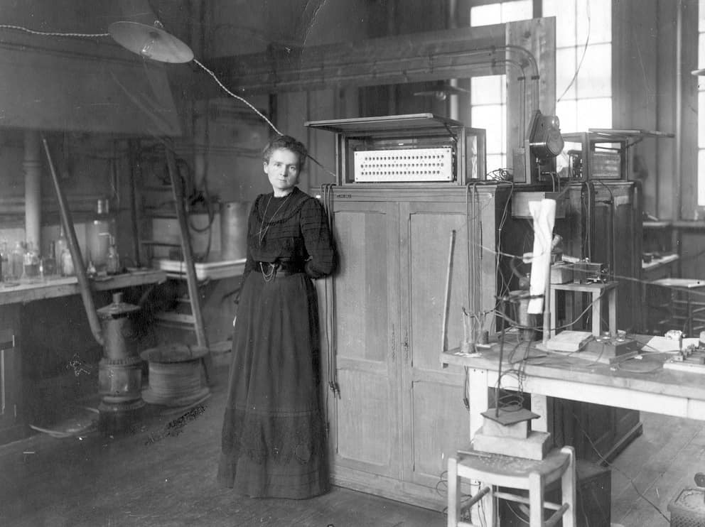 Với công trình này, vợ chồng Irène Curie đoạt giải Nobel Hóa học vào năm 1935.