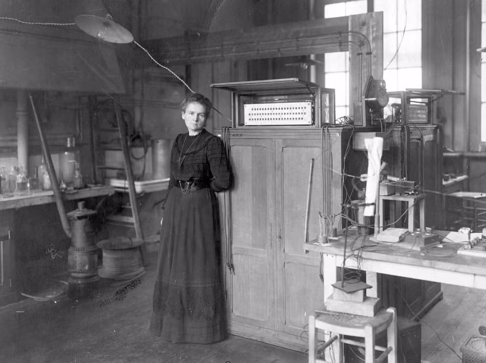 Với công trình này, vợ chồng Irène Curie đoạt giải Nobel Hóa học vào năm 1935.