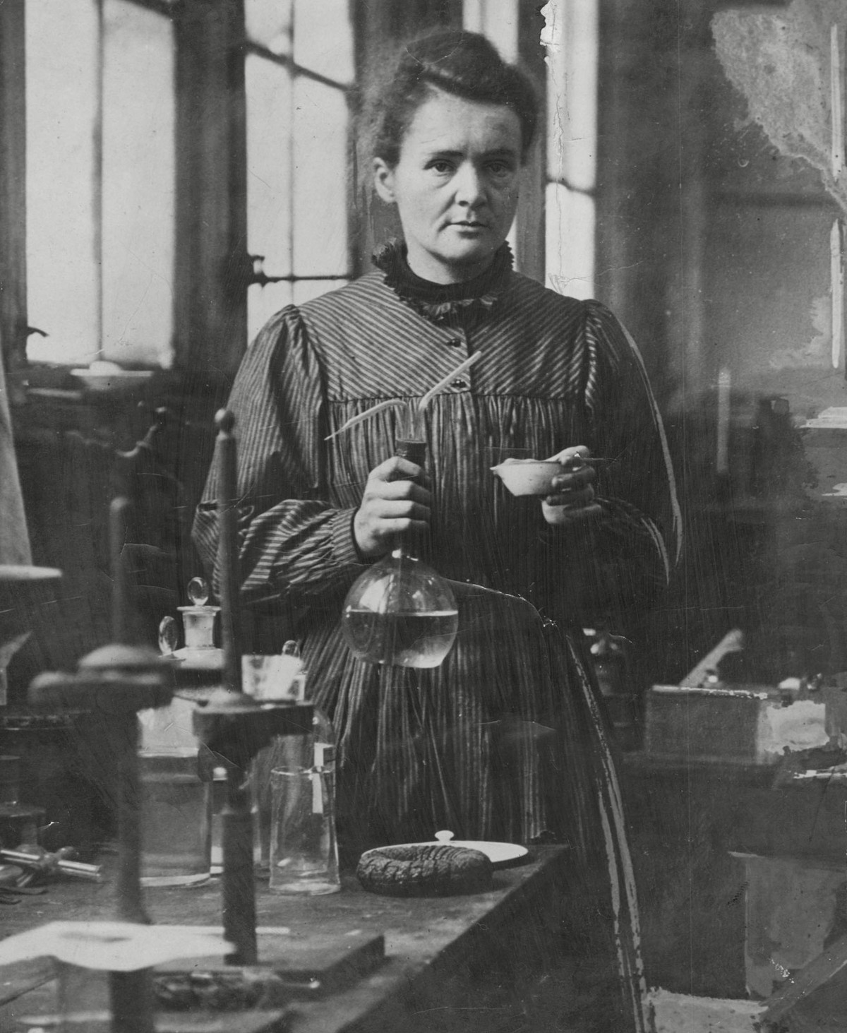 Sau khi nhận giải Nobel Vật lý, nhà khoa học Marie Curie tiếp tục thực hiện công trình nghiên cứu và thành công trong việc tìm ra 2 nguyên tố phóng xạ radium và polonium.