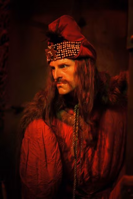 Năm 1448, Vlad Tepes III thâu tóm quyền lực và trở thành người đứng đầu Wallachia. Ngay sau khi nắm quyền, ông thực hiện báo thù cho cha bằng cách bắt giữ, tra tấn và giết hại những quý tộc có liên quan.