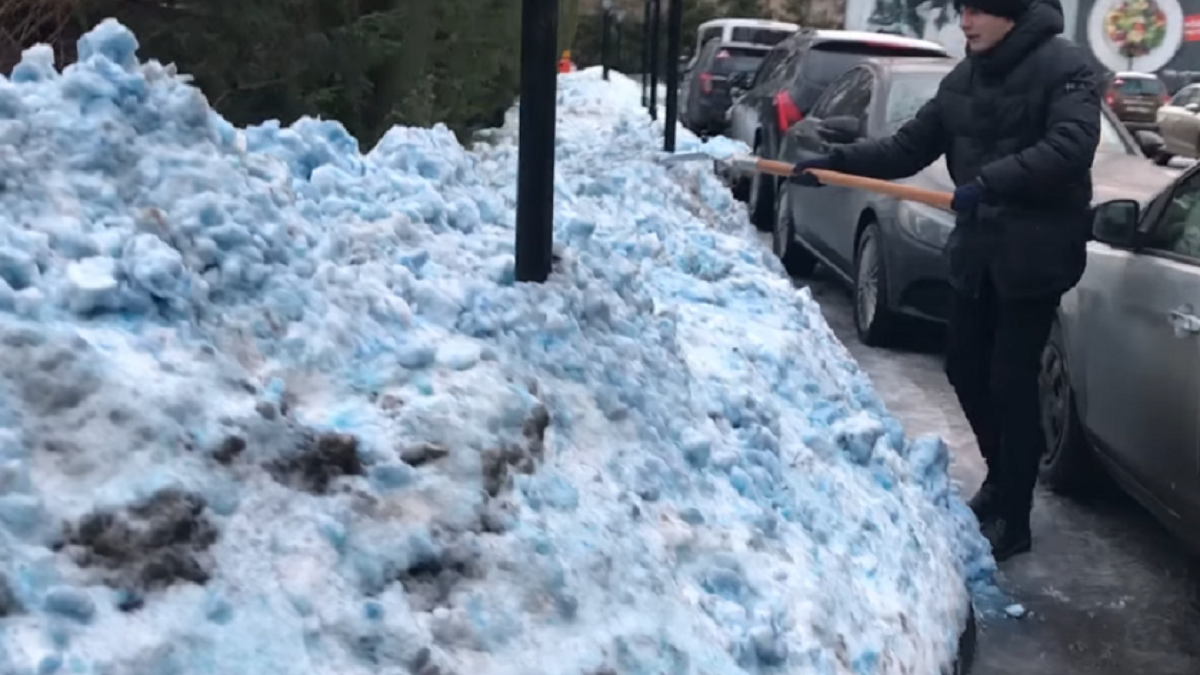 Trước hiện tượng kỳ bí này, một giả thuyết cho rằng, sở dĩ St Petersburg đột nhiên có tuyết màu xanh là do tình trạng ô nhiễm nghiêm trọng.