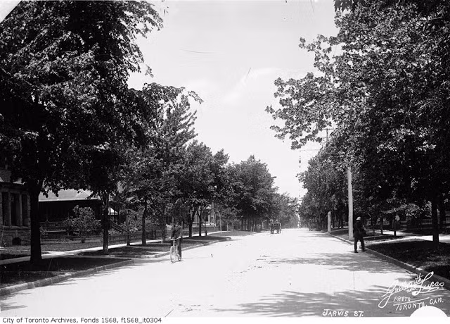 Người đàn ông đạp xe đạp trên đường Jarvis, Toronto năm 1903. Khung cảnh bình yên và thơ mộng của thành phố này khiến nhiều người ấn tượng.