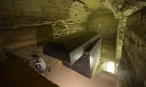 Vào năm 2017, các nhà khảo cổ có phát hiện quan trọng bên dưới kim tự tháp Djoser ở Saqqara, Ai Cập. Theo đó, các chuyên gia tìm thấy 24 quan tài nặng gần 100 tấn.