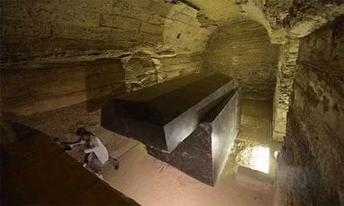 Vào năm 2017, các nhà khảo cổ có phát hiện quan trọng bên dưới kim tự tháp Djoser ở Saqqara, Ai Cập. Theo đó, các chuyên gia tìm thấy 24 quan tài nặng gần 100 tấn.