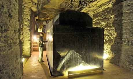 Nhiều chuyên gia không khỏi tò mò người xưa đã sử dụng những công cụ nào để tạo ra những cỗ quan tài hoàn hảo như vậy.