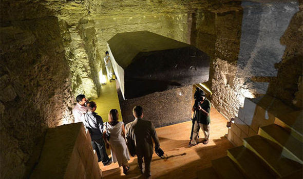 Mỗi cỗ quan tài đều có màu đen sì do được làm từ đá hoa cương Aswan. Khi nhìn thấy chúng, các chuyên gia vô cùng kinh ngạc bởi các quan tài đều được chế tác vuông vức, tinh xảo đến mức khó tin.