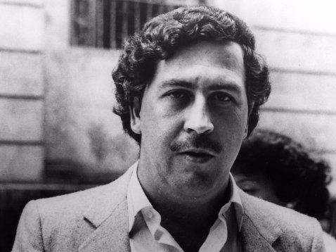 Giống ông trùm Amado, “bố già” Pablo Escobar đứng đầu băng đảng có tên Medellin Cartel. Gã cùng các thành viên trong băng đảng xây dựng nên một đế chế ma túy có doanh thu khoảng 70 triệu USD/ngày. Dưới sự chỉ huy của gã, băng đảng Medellin Cartel mua nguyên liệu từ Bolivia và Peru rồi đem điều chế thành cocaine tại Columbia.