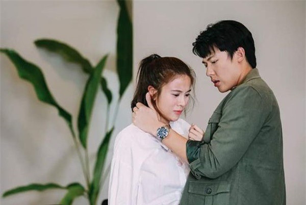 Nua dem nhin canh tuong trong phong me chong khien toi 