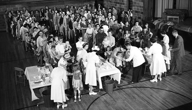 Xuất phát từ điều này, giới chức Mỹ cùng nhiều bệnh viện trên khắp cả nước thực hiện chương trình tiêm chủng vắc xin bại liệt cho người dân.