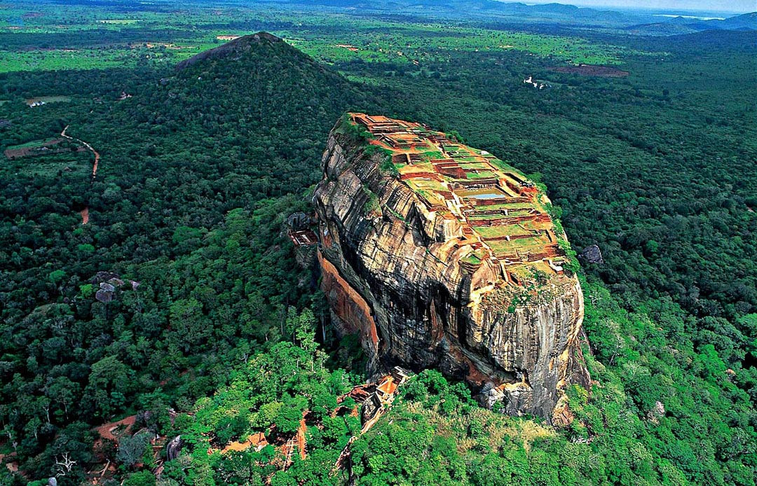 Trên đỉnh Sigiriya là khu phức hợp pháo đài cổ của một nhà vua Sri Lanka sống vào thế kỷ 5.