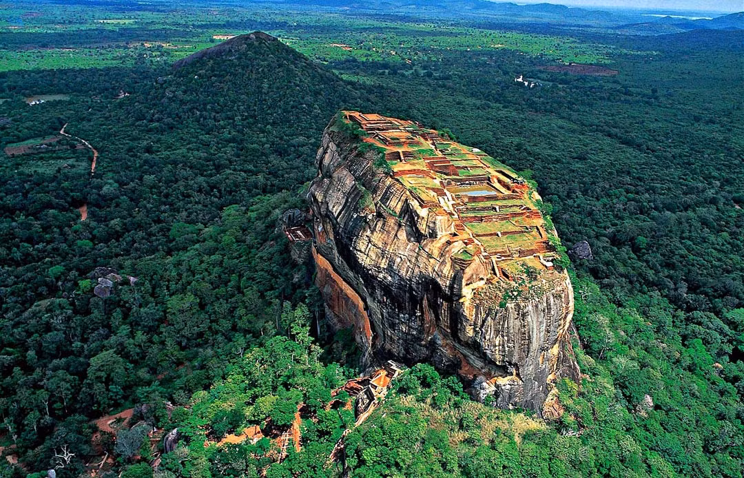 Trên đỉnh Sigiriya là khu phức hợp pháo đài cổ của một nhà vua Sri Lanka sống vào thế kỷ 5.