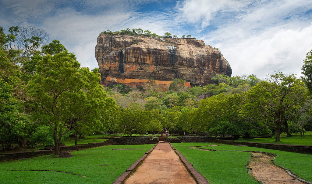  Núi đá nguyên khối Sigiriya là một trong những địa điểm du lịch nổi tiếng nhất Sri Lanka. Nơi đây được người dân coi là kỳ quan thứ 8 thế giới.