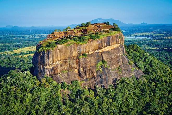 Cụ thể, Sigiriya được hình thành từ đá magma của ngọn núi lửa đã tắt. Ngọn núi này cao hơn 200m so với địa hình rừng xung quanh và 370m so với mực nước biển. Các mặt của núi đá nguyên khối Sigiriya gần như thẳng đứng và nhẵn bóng.