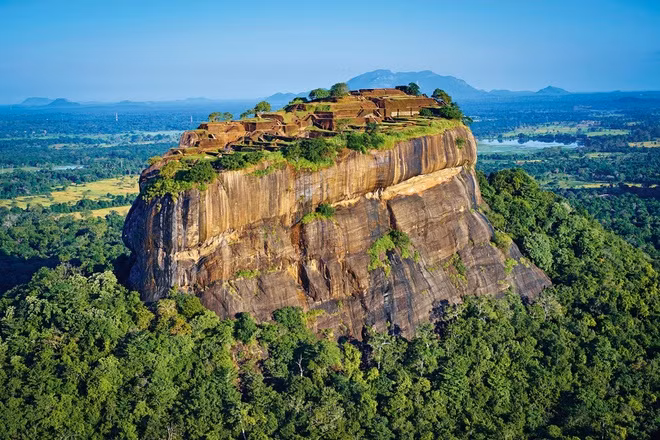 Cụ thể, Sigiriya được hình thành từ đá magma của ngọn núi lửa đã tắt. Ngọn núi này cao hơn 200m so với địa hình rừng xung quanh và 370m so với mực nước biển. Các mặt của núi đá nguyên khối Sigiriya gần như thẳng đứng và nhẵn bóng.