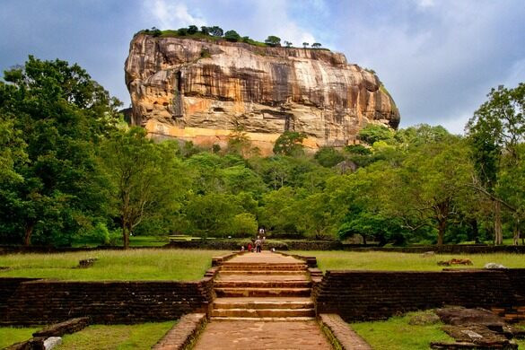 Để lên đến đỉnh núi đá nguyên khối Sigiriya, du khách cần phải leo bộ quãng đường khá dài. Điều này càng khiến nhiều du khách cảm thấy thích thú khi có trải nghiệm đặc biệt.