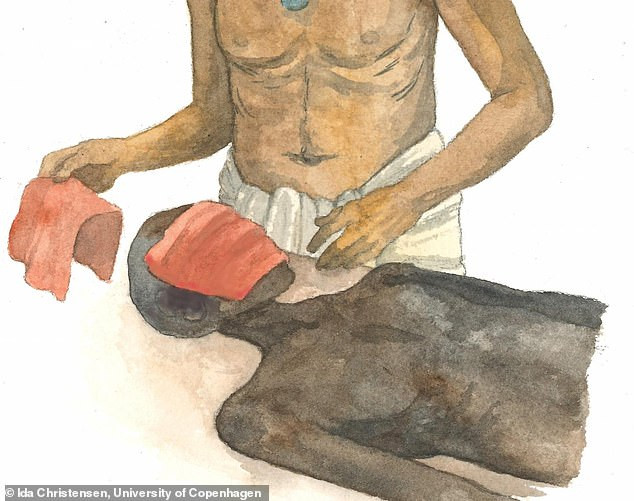 Những người thợ ướp xác phủ lớp chất lỏng trên một mảnh vải lanh màu đỏ. Kế đến, họ quấn lớp vải lanh lên trên mặt. Quá trình này được lặp lại sau khoảng 4 ngày.