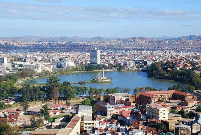 Thành phố Antananarivo, còn được biết đến với tên gọi ngắn gọn Tana, là thủ đô và thành phố lớn nhất của Madagascar (diện tích 88 km2, dân số hơn 1,6 triệu người).