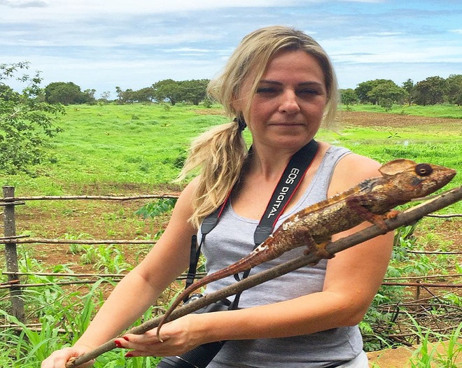 Tiếng Pháp và tiếng Malagasy là 2 ngôn ngữ chính thức của người dân Madagascar. Về tôn giáo, hơn 45% dân số Madagascar theo đạo Tin lành, tiếp đến là Thiên chúa giáo (chiếm hơn 31% dân số).