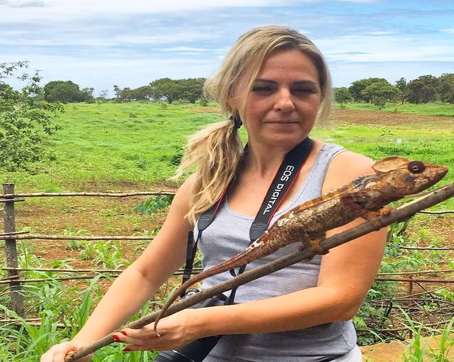 Tiếng Pháp và tiếng Malagasy là 2 ngôn ngữ chính thức của người dân Madagascar. Về tôn giáo, hơn 45% dân số Madagascar theo đạo Tin lành, tiếp đến là Thiên chúa giáo (chiếm hơn 31% dân số).
