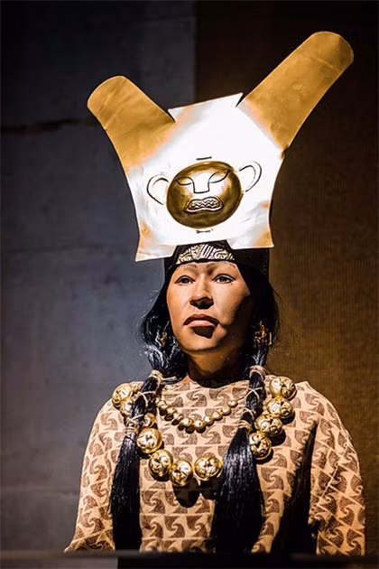 Thi hài Lady of Cao được bọc trong 20 lớp vải. Khí hậu khô hạn tại Huaca El Brujo giúp bảo quản thi hài và những hình xăm của bà còn khá nguyên vẹn theo thời gian.