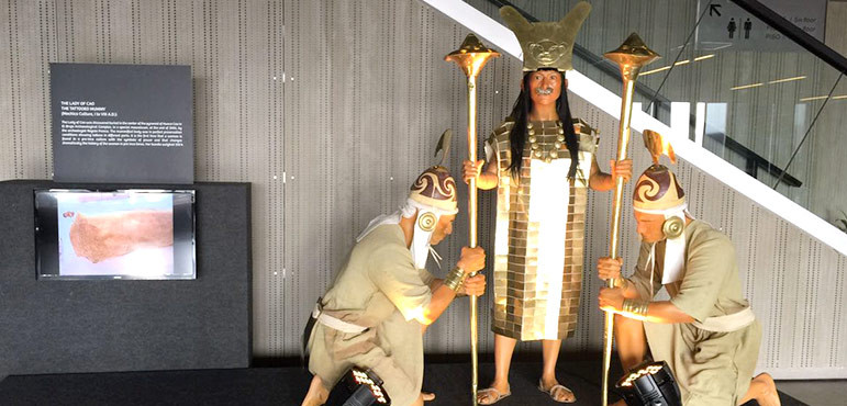 Những hình xăm này được cho là mối liên kết với thần linh. Đây cũng là lý do bà được cho là một thầy tế quyền lực.