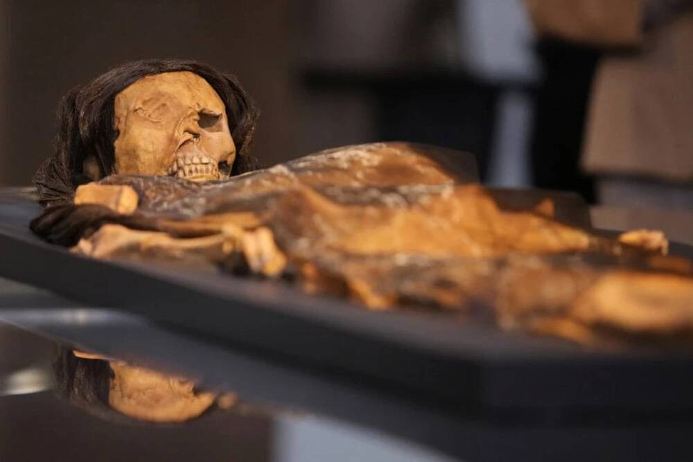 Trong cuộc khai quật tại Huaca El Brujo, Peru, các nhà khảo cổ phát hiện một xác ướp phụ nữ. Để thuận tiện cho việc nghiên cứu, giới chuyên gia đặt tên cho xác ướp là Lady of Cao.