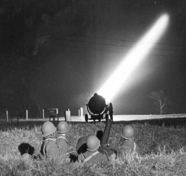 Sau trận chiến kỳ bí này, nhiều người vẫn không hiểu chuyện gì đã xảy ra trên bầu trời Los Angeles rạng sáng ngày hôm đó. Một giả thuyết cho rằng, vật thể lạ xâm nhập lãnh thổ Mỹ có thể là UFO của người ngoài hành tinh chứ không phải máy bay.