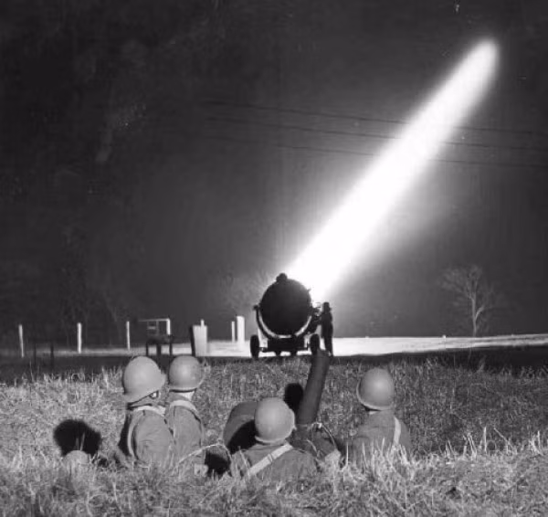 Sau trận chiến kỳ bí này, nhiều người vẫn không hiểu chuyện gì đã xảy ra trên bầu trời Los Angeles rạng sáng ngày hôm đó. Một giả thuyết cho rằng, vật thể lạ xâm nhập lãnh thổ Mỹ có thể là UFO của người ngoài hành tinh chứ không phải máy bay.