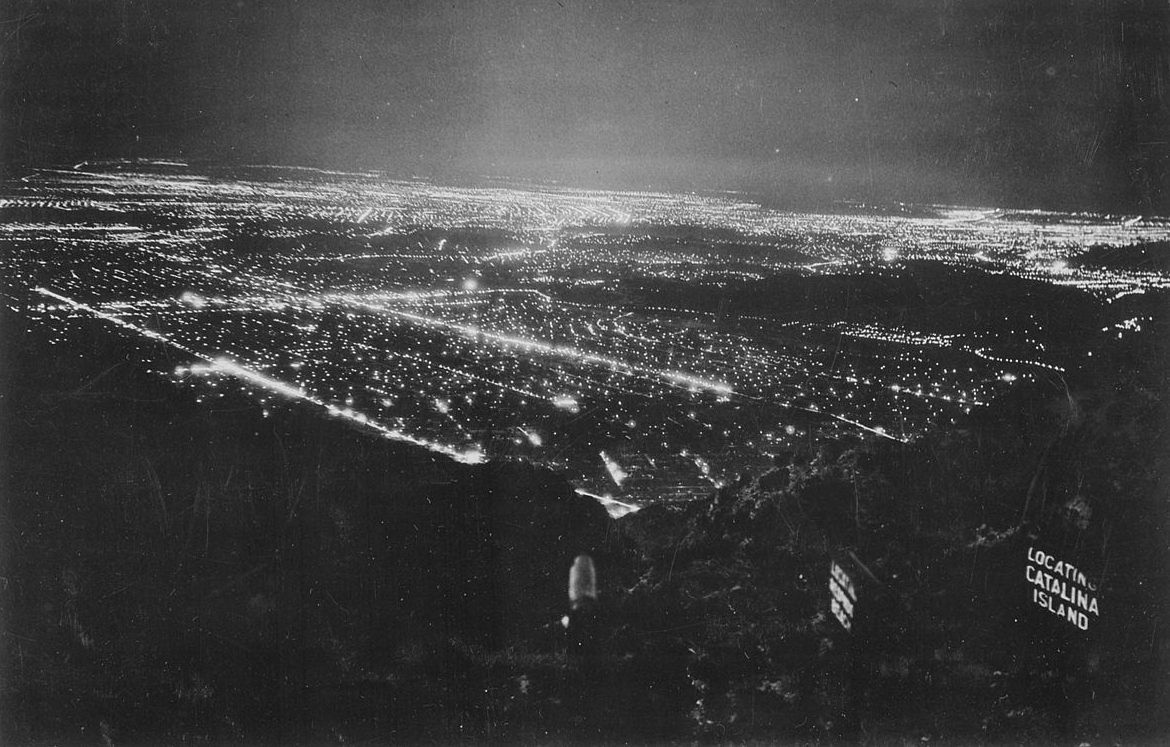 Trong khi không tìm thấy vật thể lạ nghi máy bay địch, 8 người dân ở Los Angeles thiệt mạng. Trong số này, 3 người chết vì đau tim và 5 người còn lại tử vong vì trúng mảnh đạn pháo nổ dưới đất.