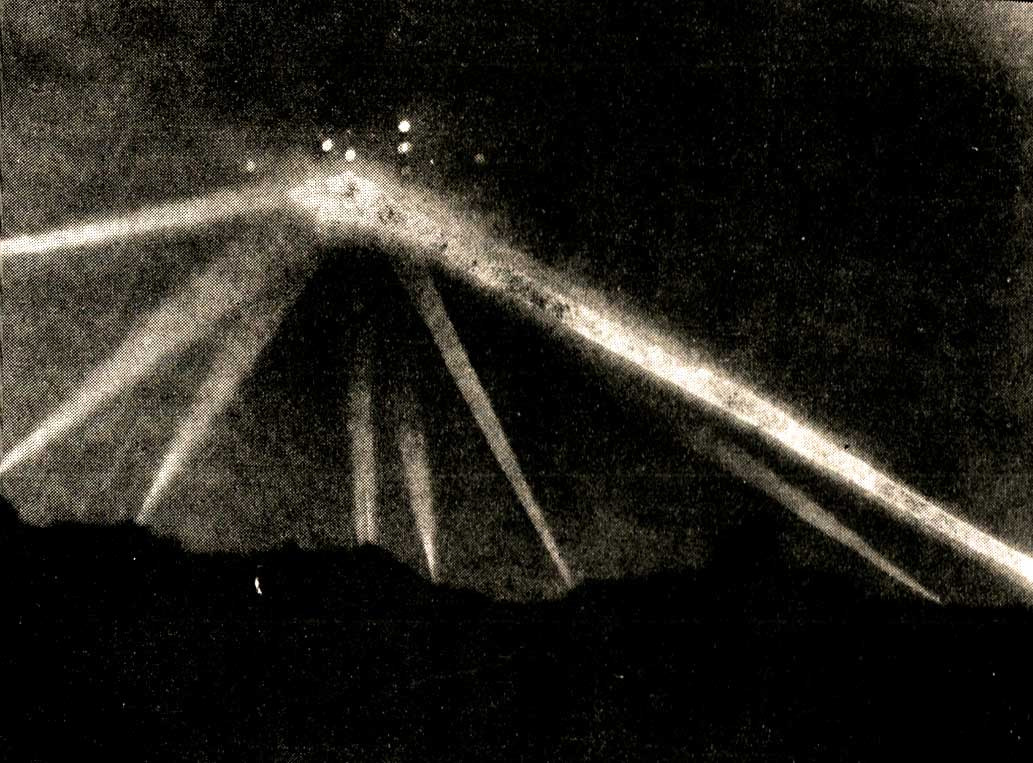 Gần 10 tấn đạn dược rơi xuống quanh thành phố trong trận chiến kỳ lạ ở Los Angeles. Đến sáng ngày hôm đó, lực lượng phòng không Mỹ tiến hành kiểm tra nhưng không phát hiện bất cứ mảnh vỡ máy bay lạ hay vật thể xâm nhập thành phố nào.