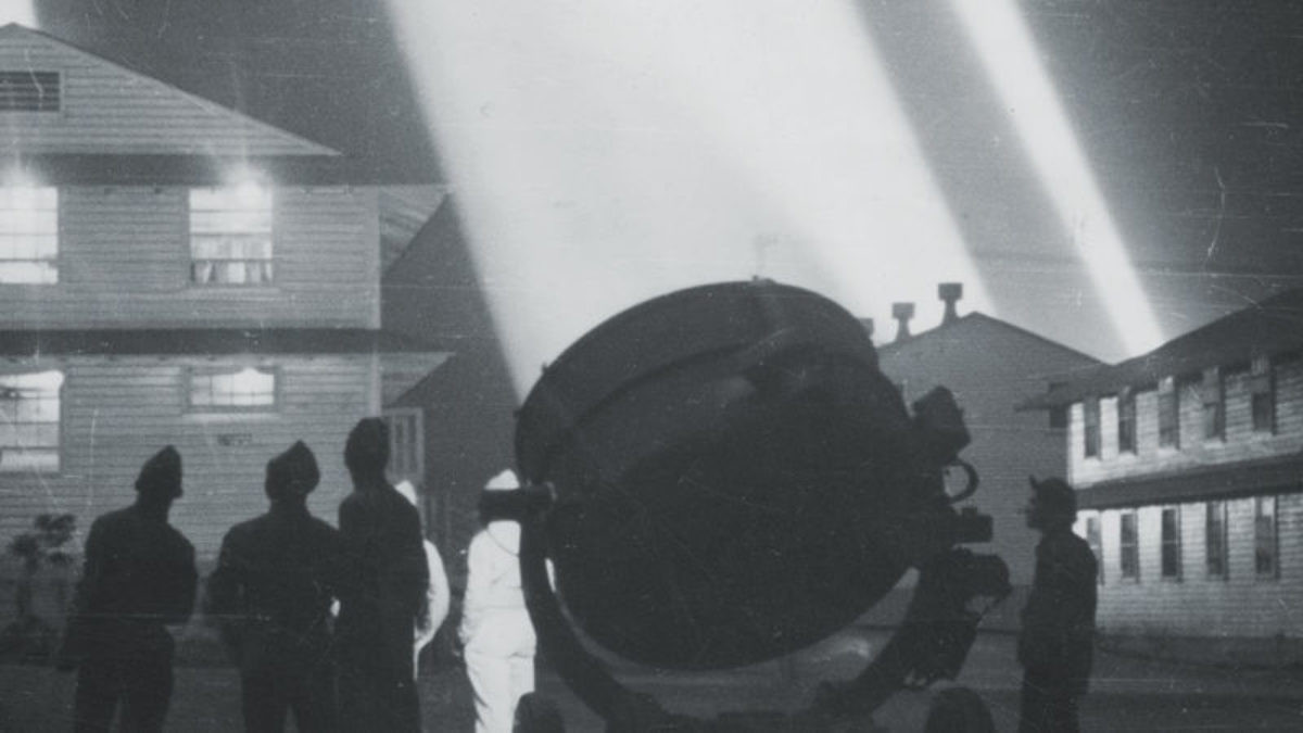 Do UFO của người ngoài hành tinh di chuyển rất nhanh nên tránh được đạn pháo của lực lượng phòng không Mỹ. Vì vậy, sau cuộc pháo kích, Mỹ không tìm được mảnh vỡ vật thể lạ nào.