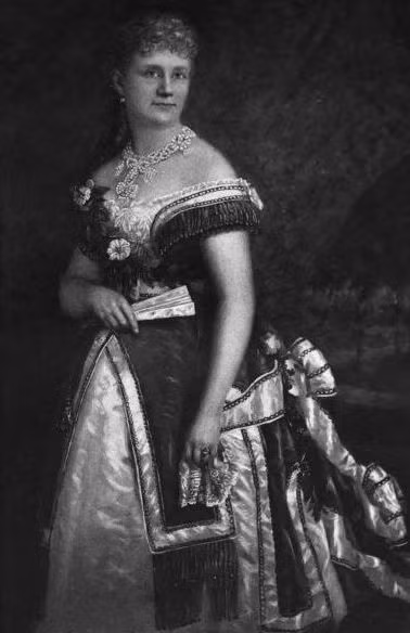 Một phụ nữ nổi tiếng lịch sử khác là nhà phát minh Martha Jane Coston - người được cấp bằng sáng chế cho pháo sáng vào năm 1859. Bà nảy ra ý tượng tạo ra thiết bị pháo tín hiệu ban đêm sau khi quan sát pháo hoa trong một lễ kỉ niệm tại thành phố New York.