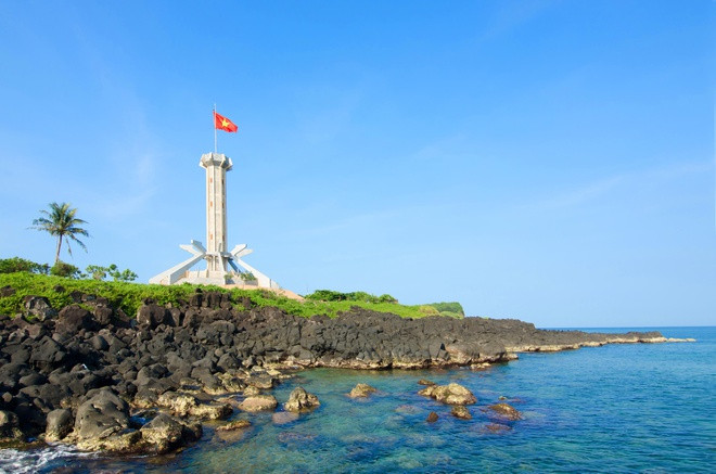 Hòn Cỏ, Thảo Phù, Con Hổ, Hòn Mệ là những tên khác của Cồn Cỏ, nay là huyện đảo thuộc tỉnh Quảng Trị. Theo trang TTĐT huyện Cồn Cỏ, đảo có vị trí đặc biệt, nằm vắt ngang vĩ tuyến 17, là cửa ngõ phía nam Vịnh Bắc Bộ, có ý nghĩa quan trọng về quân sự...