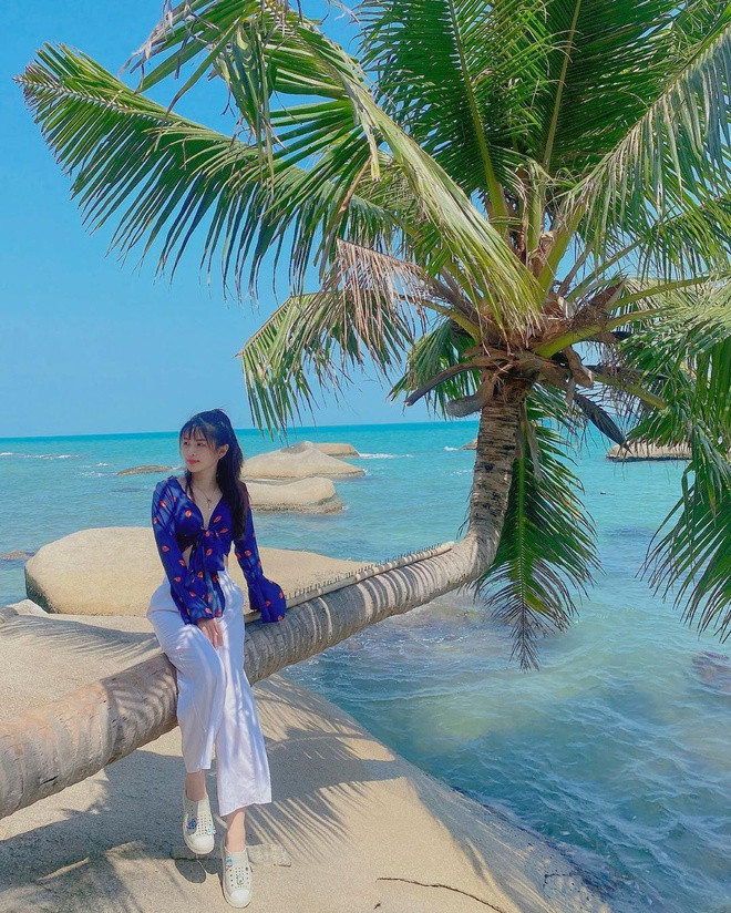 Hòn Sơn về mặt hành chính là xã Lại Sơn, thuộc huyện Kiên Hải, tỉnh Kiên Giang, cách TP Rạch Giá khoảng 60 km. Nơi đây còn được gọi là Hòn Rái hay Hòn Sơn Rái. Có một số cách giải thích khác nhau cho những tên gọi này như do trên đảo có nhiều rái cá sinh sống, hoặc do trên đảo có nhiều cây dầu rái...