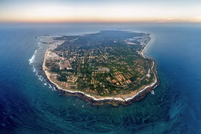  Cù lao Thu là tên gọi khác của Phú Quý, huyện đảo thuộc tỉnh Bình Thuận, cách TP Phan Thiết khoảng 120 km về hướng đông nam. Có ý kiến cho rằng, sở dĩ gọi là cù lao Thu vì đây là ngư trường nhiều cá thu. Theo trang TTĐT huyện Phú Quý, năm Thiệu Trị thứ 4 (1844), tổng Hạ được đổi tên thành tổng Phú Quý.