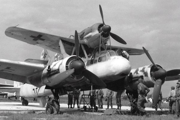 Sau khi bất ngờ tấn công xâm lược Liên Xô vào tháng 6/1941, Không quân Đức quốc xã triển khai số lượng lớn máy bay ném bom. Mục đích của các phi công Đức là oanh tạc các mục tiêu quan trọng của Liên Xô.