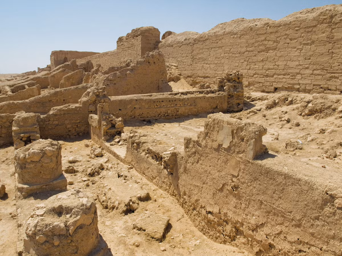 Một nhóm binh sĩ Ba Tư ném lưu huỳnh và nhựa đường vào lửa hướng về phía quân đội La Mã tạo thành một loại khí gây ngạt là axit sunfuric. Hậu quả là binh sĩ La Mã hít phải axit sunfuric tử vong chỉ sau vài phút ngắn ngủi.