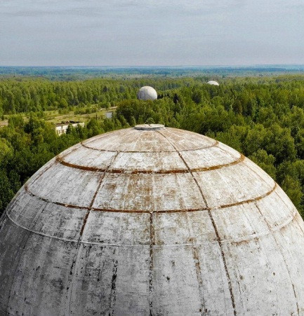 Sau nhiều thập kỷ ngừng sử dụng, các công trình thuộc hệ thống phòng thủ tên lửa S-25 và A-35 nằm trơ trọi giữa rừng cây cối mọc um tùm.