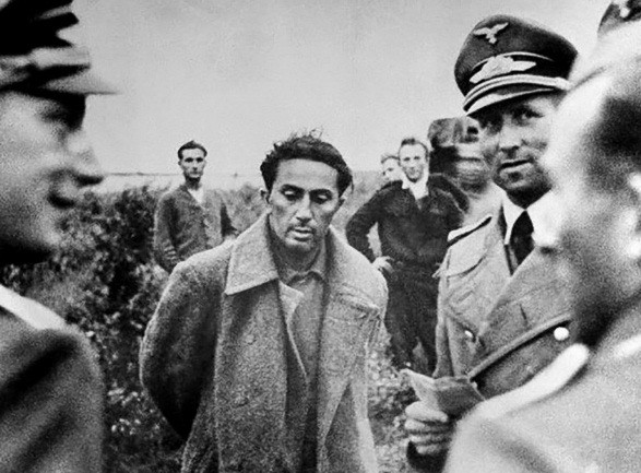 Cuộc tình của Dzhugashvili không được nhà lãnh đạo Stalin chấp nhận. Do bị cấm đoán nên ông cùng người yêu chuyển đến Leningrad sinh sống và kết hôn. Vào năm 1929, Zoya sinh cho chồng 1 người con gái nhưng chết yểu. Theo đó, cuộc hôn nhân của con trai Stalin đổ vỡ.