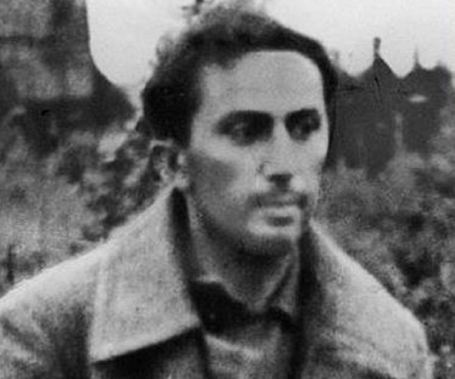 Trong khoảng thời gian đó, ông đem lòng yêu nữ diễn viên múa ballet Yulia Melzer. Sau khi tổ chức hôn lễ, vợ chồng Dzhugashvili có con gái đầu lòng vào tháng 2/1938.